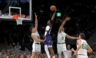 b体育在线下载-米勒径直杀入禁区上演精彩隔人暴扣,随后手腕不适下场休息