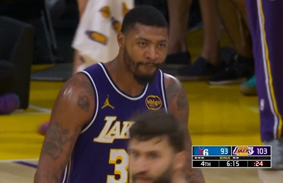 分差上双了!斯玛特外线连中两记三分球 湖人领先76人10分