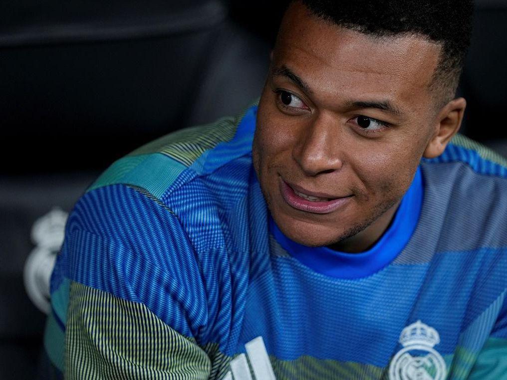 b体育-姆巴佩膝盖扭伤,还要坚持参加世界杯?或成下个卡卡和乌姆蒂蒂?